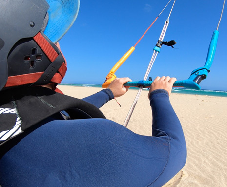 Aprendiendo a controlar la barra del kite en la laguna en Fuerteventura